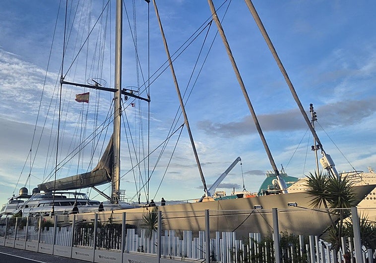 El velero de los récords hace escala en el puerto de Málaga